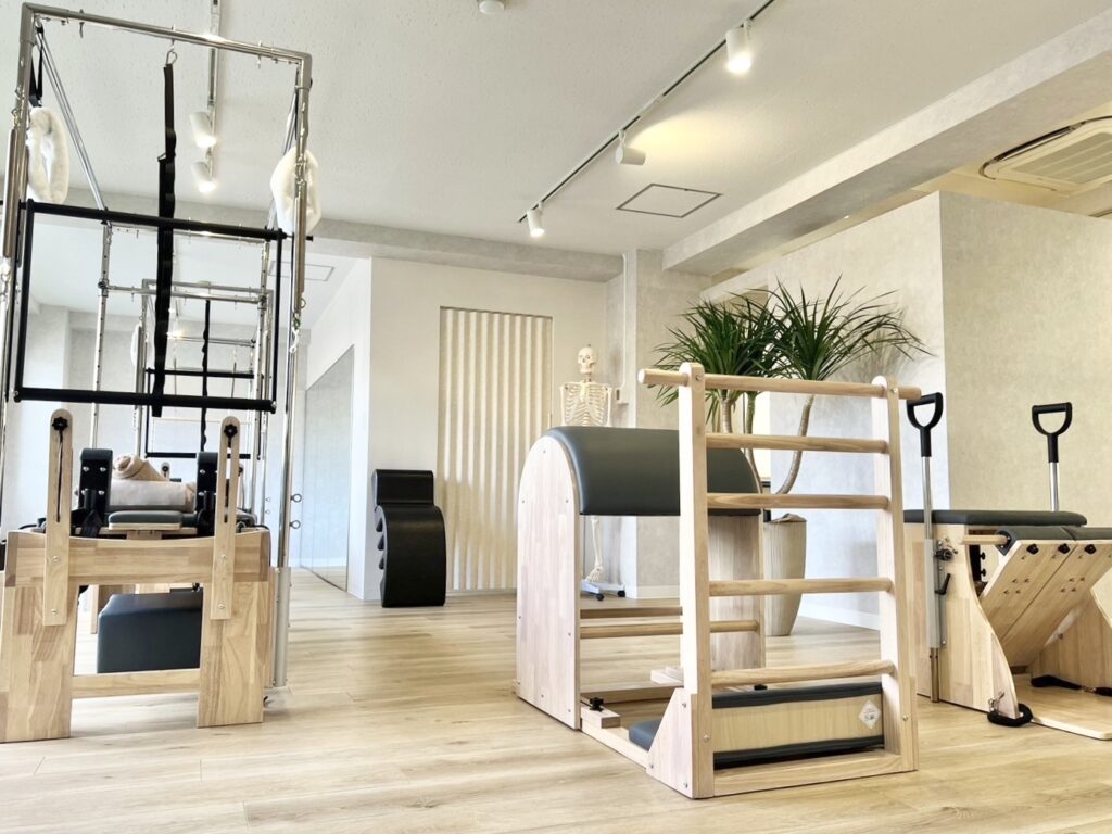 大きな窓と専用マシンが揃う清潔な安佐南店スタジオ
