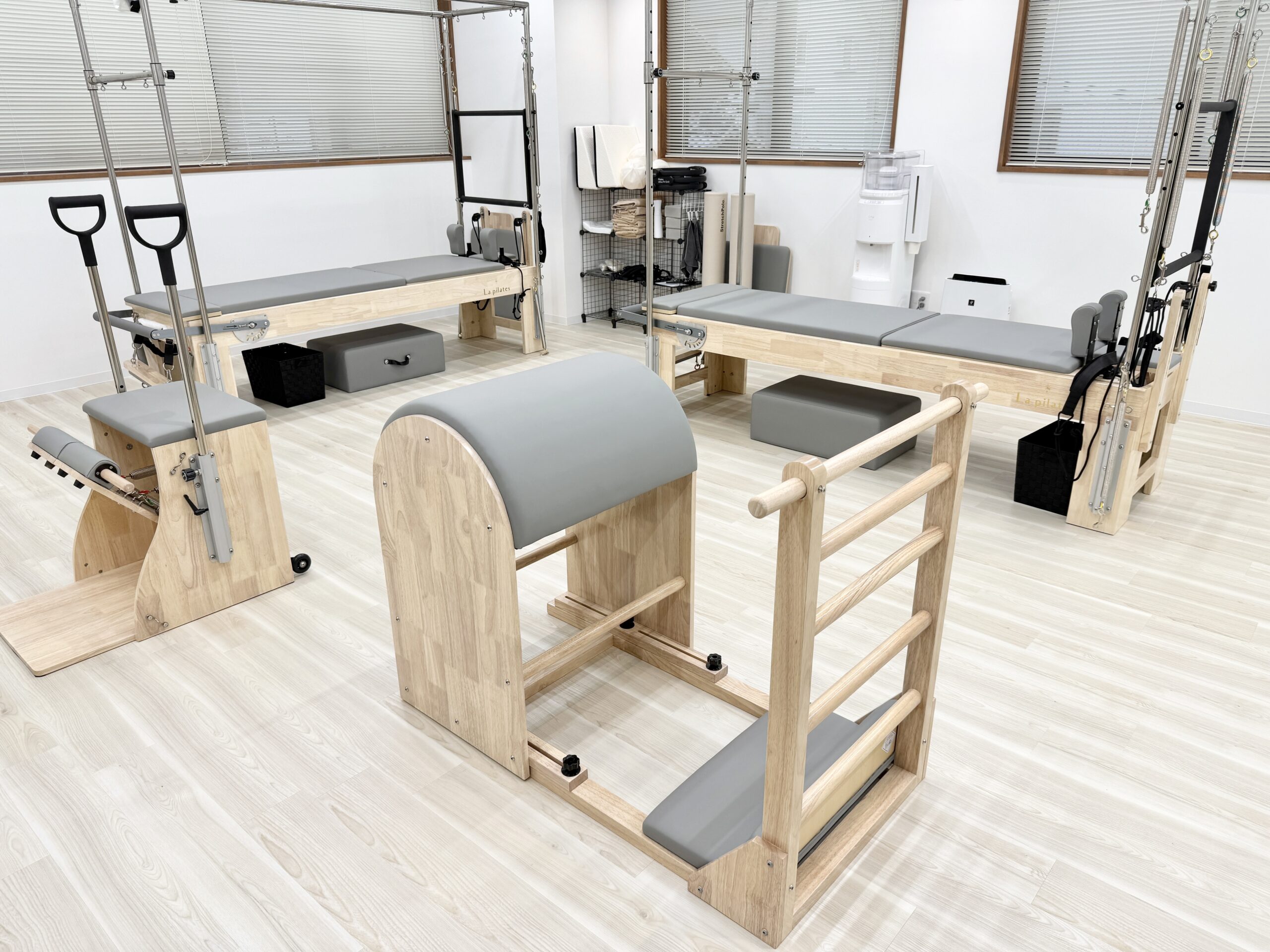 大きな窓と専用マシンが揃う清潔な枚方店スタジオ