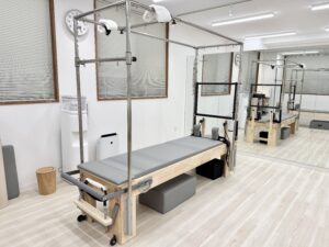 大きな窓と専用マシンが揃う清潔な枚方店スタジオ