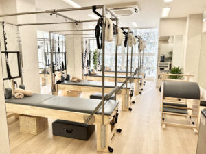 大きな窓と専用マシンが揃う清潔な代官山店スタジオ