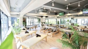 大きな窓と専用マシンが揃う清潔な恵比寿店スタジオ