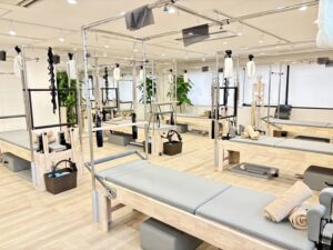 大きな窓と専用マシンが揃う清潔な大宮店スタジオ