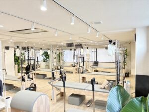 大きな窓と専用マシンが揃う清潔な大宮店スタジオ