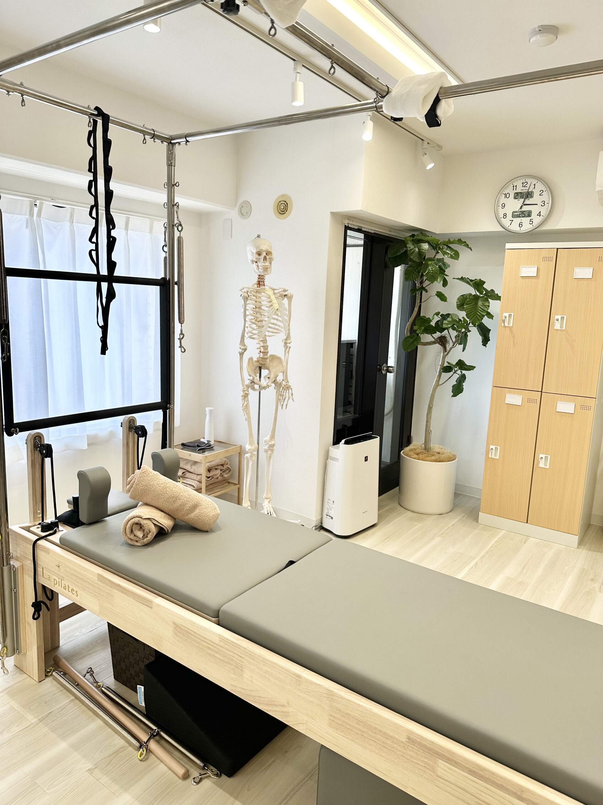 大きな窓と専用マシンが揃う清潔な茶屋町店スタジオ