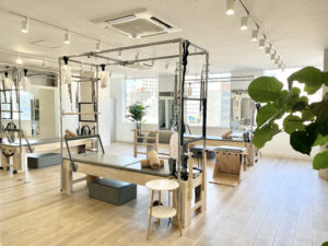 大きな窓と専用マシンが揃う清潔な神戸元町店スタジオ