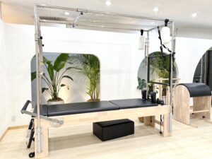 ピラティス専用マシンが揃う清潔な梅田店スタジオ