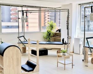 大きな窓と専用マシンが揃う清潔な江坂店スタジオ