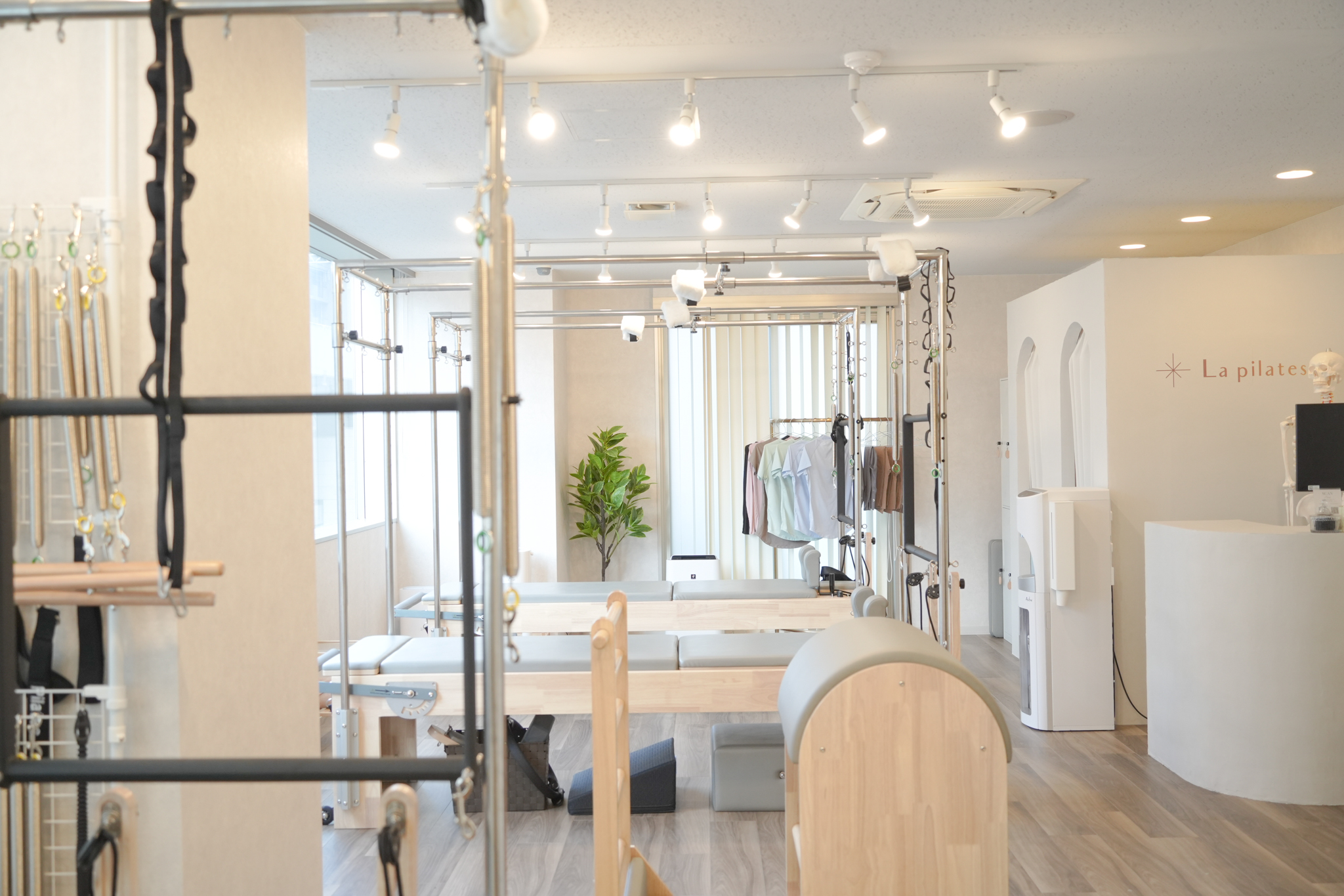 大きな窓と専用マシンが揃う清潔な府中店スタジオ