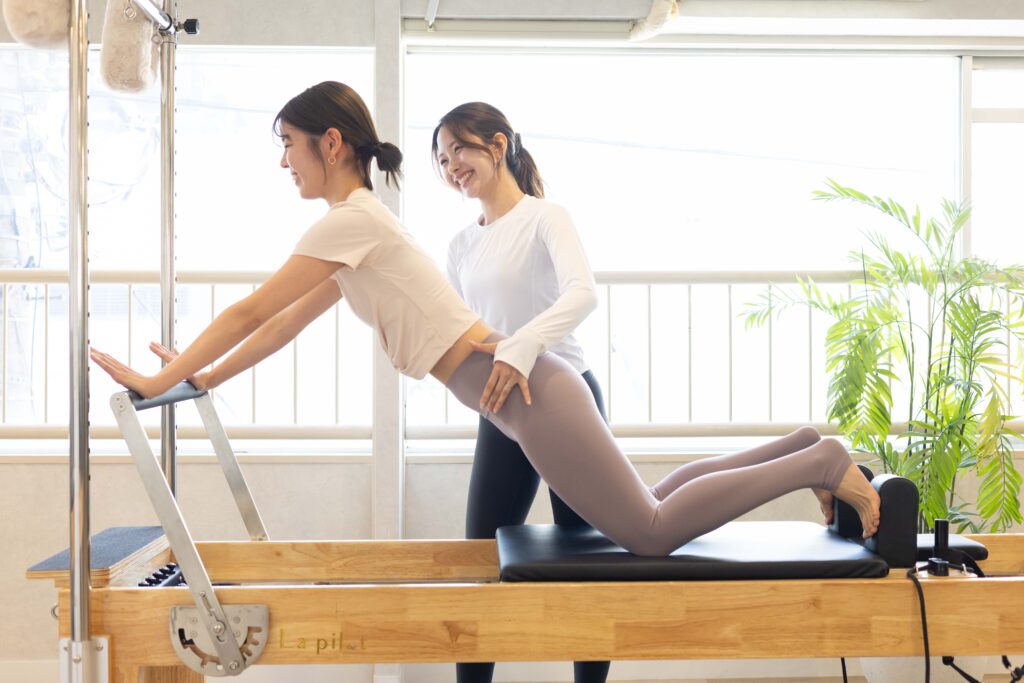 反り腰改善のためのピラティスのレッスン風景