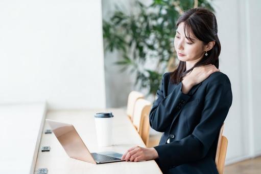 反り腰により健康への悪影響を受ける女性のイメージ画像