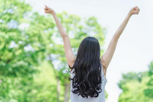 ピラティスで肩こりが改善された女性のイメージ画像