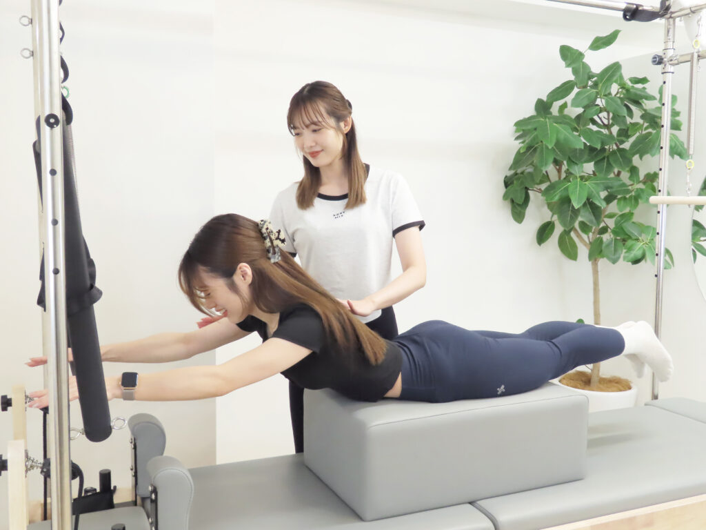 パーソナルレッスンで体幹を鍛える女性