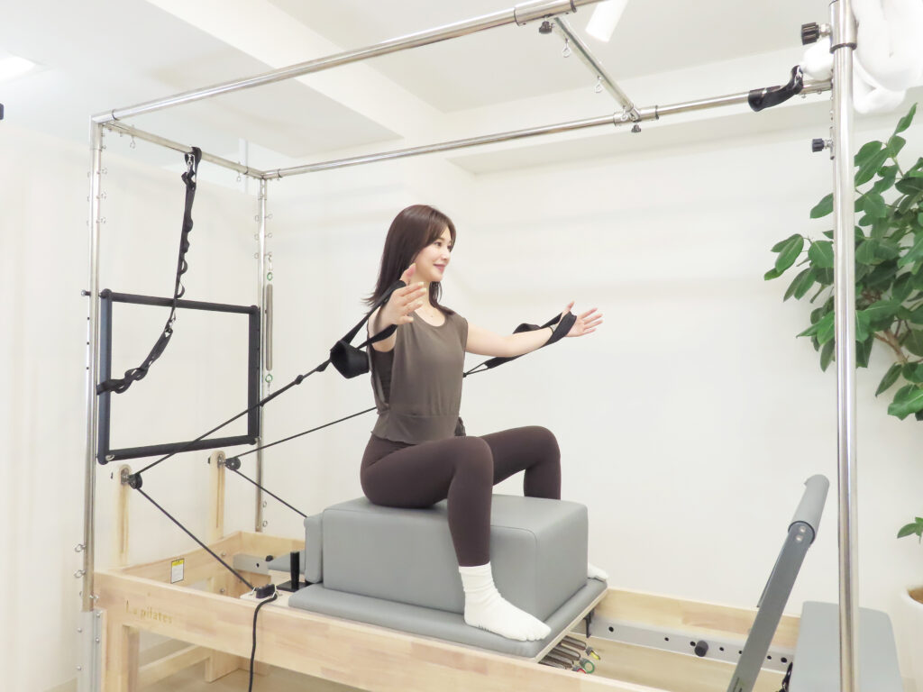 マシンピラティスで体幹を鍛える女性