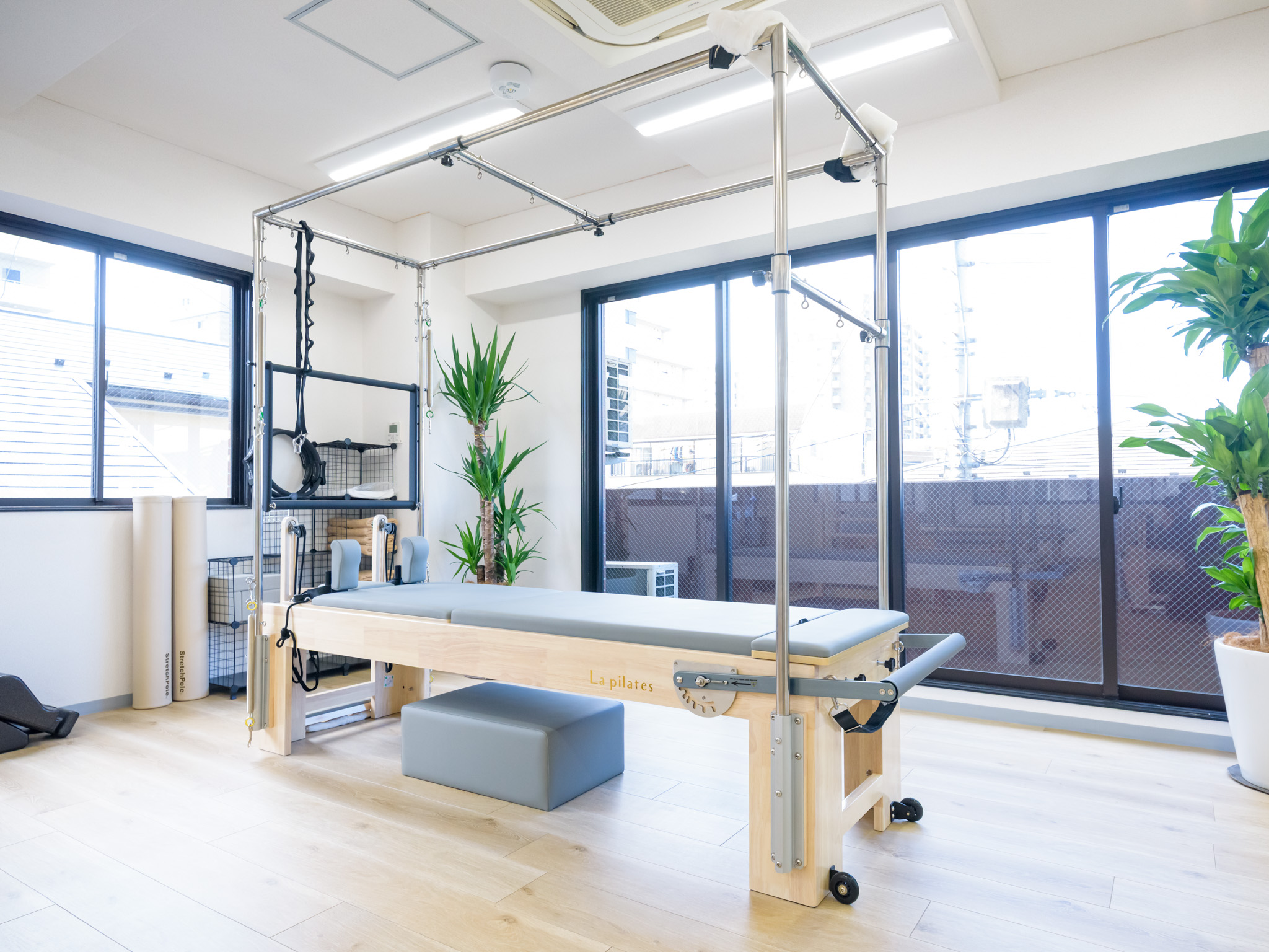 大きな窓と専用マシンが揃う清潔な柏店スタジオ