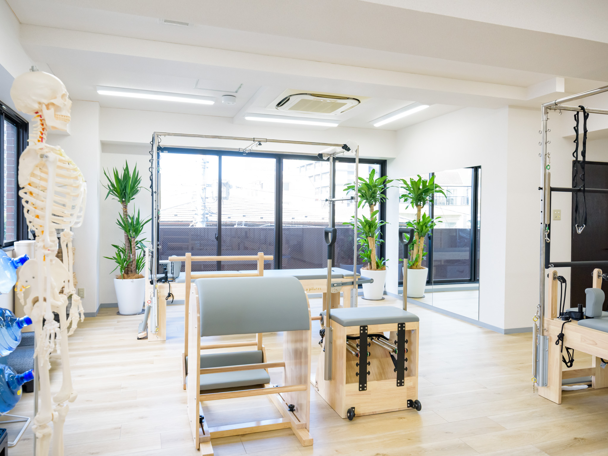 大きな窓と専用マシンが揃う清潔な柏店スタジオ