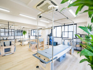 大きな窓と専用マシンが揃う清潔な柏店スタジオ