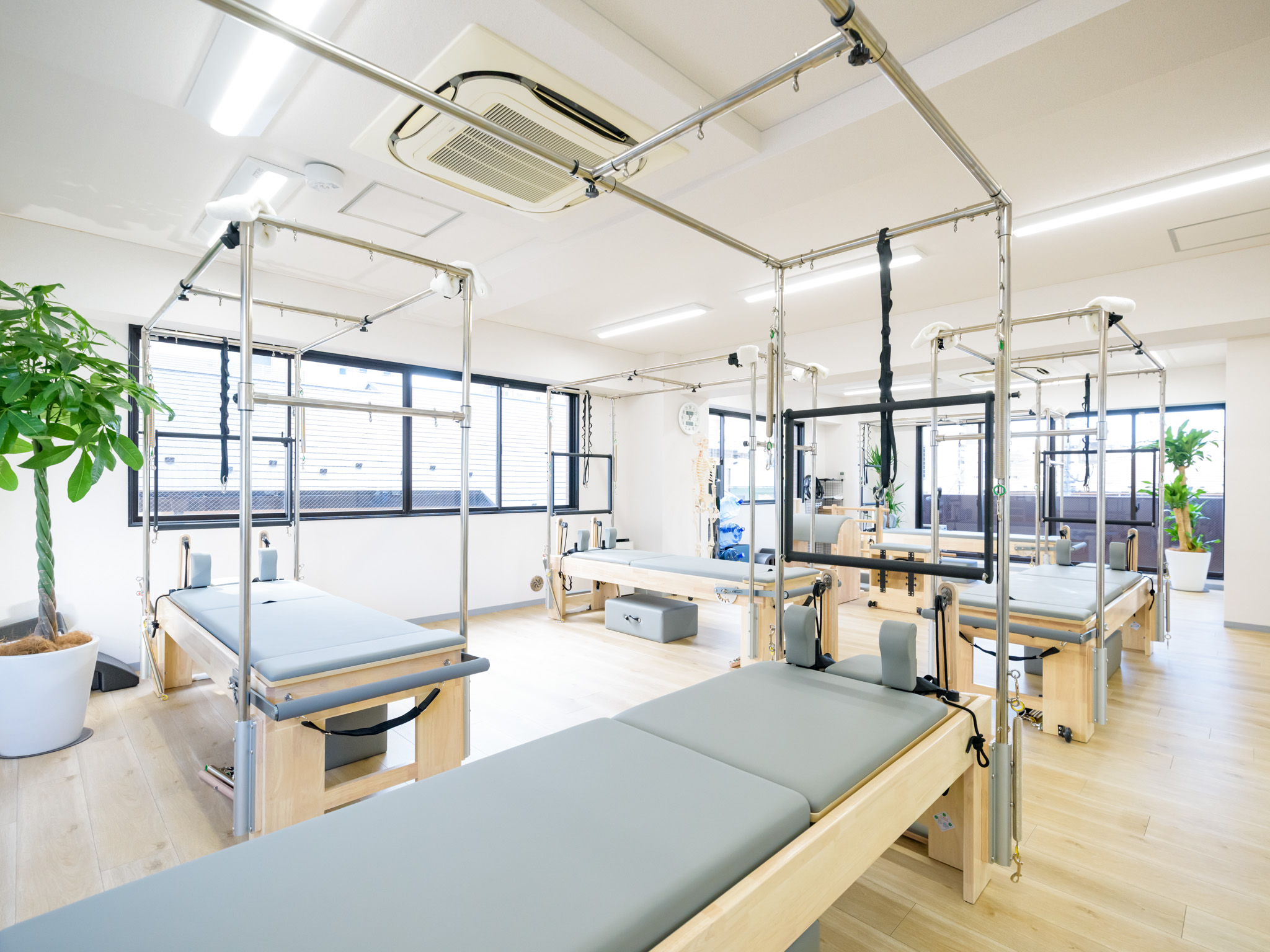 大きな窓と専用マシンが揃う清潔な柏店スタジオ