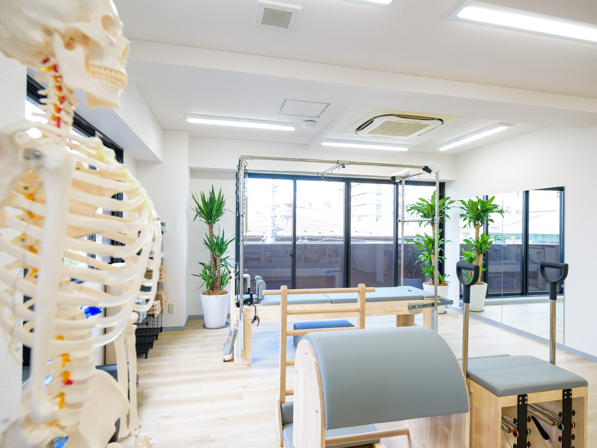 大きな窓と専用マシンが揃う清潔な柏店スタジオ