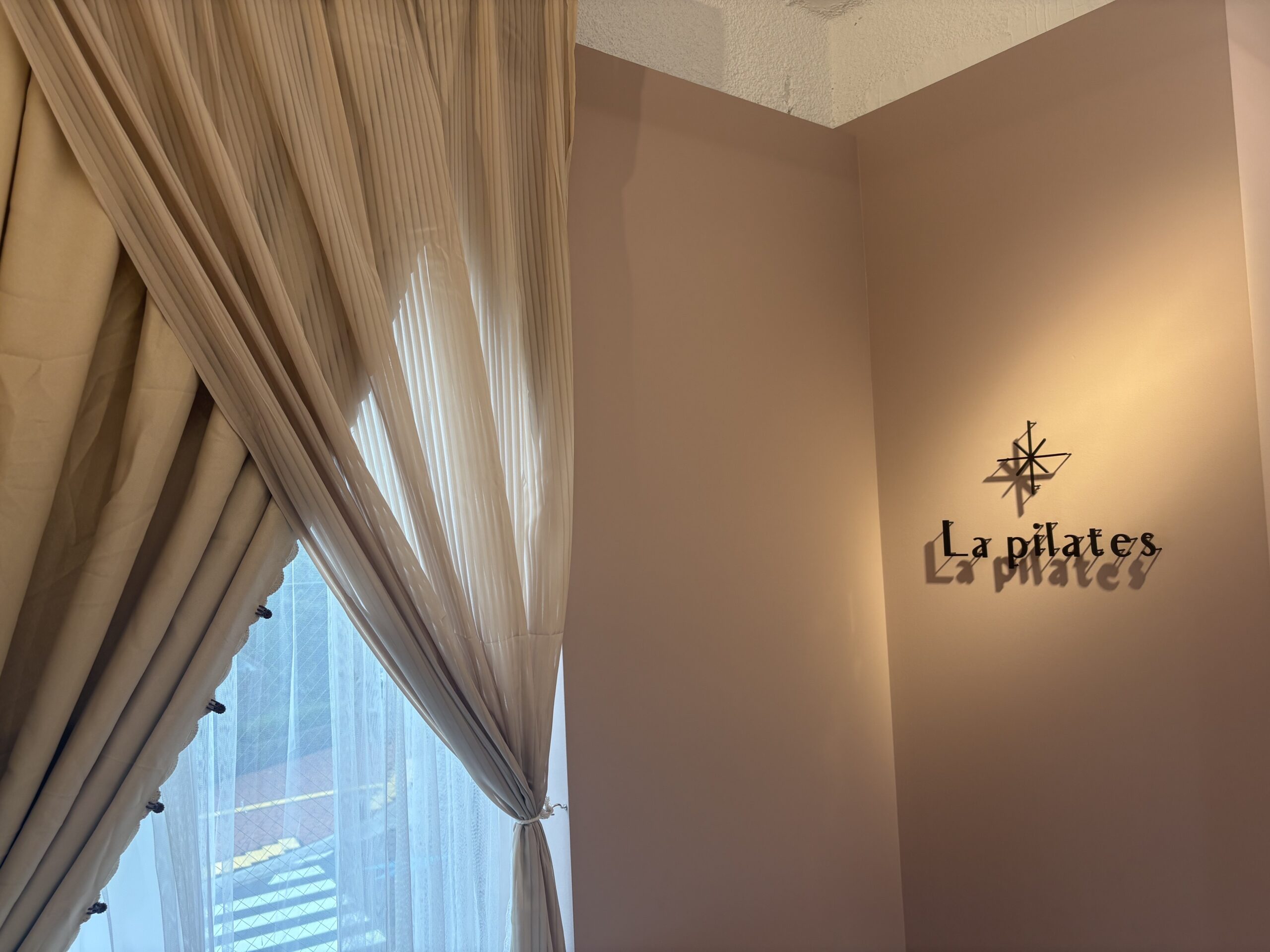 大きな窓と専用マシンが揃う清潔な溝の口店スタジオ