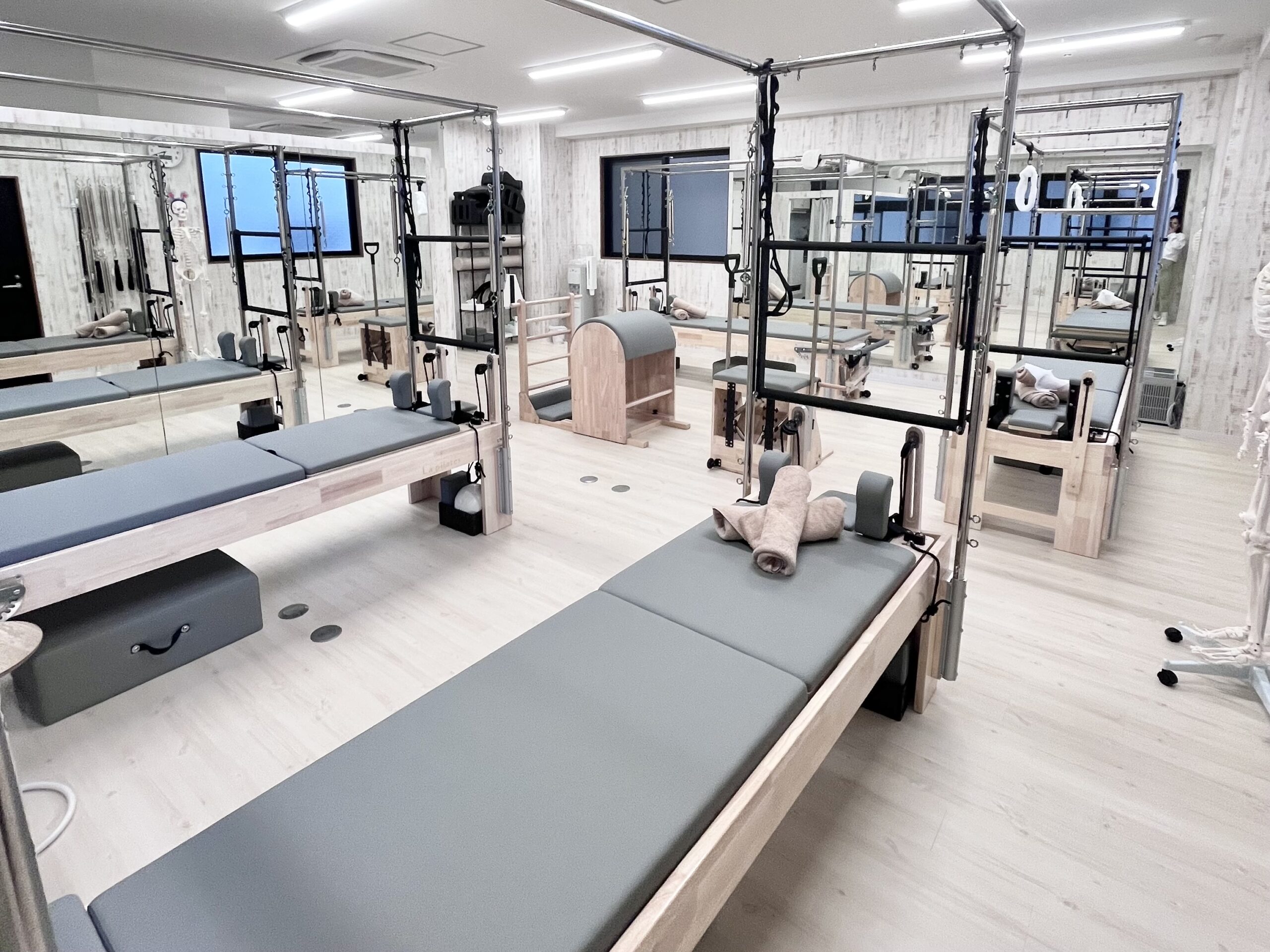 大きな窓と専用マシンが揃う清潔な沖縄店スタジオ