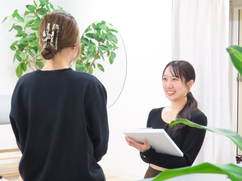 ピラティスレッスンのカウンセリング中の様子