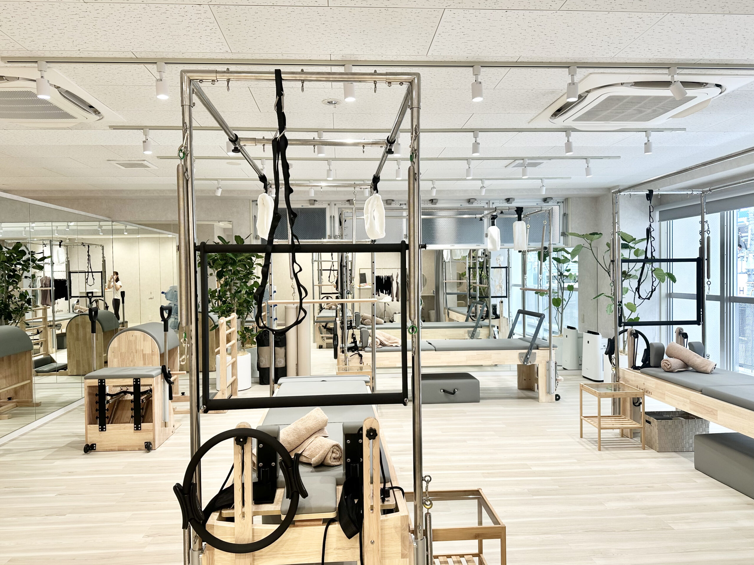 大きな窓と専用マシンが揃う清潔な西宮北口店スタジオ