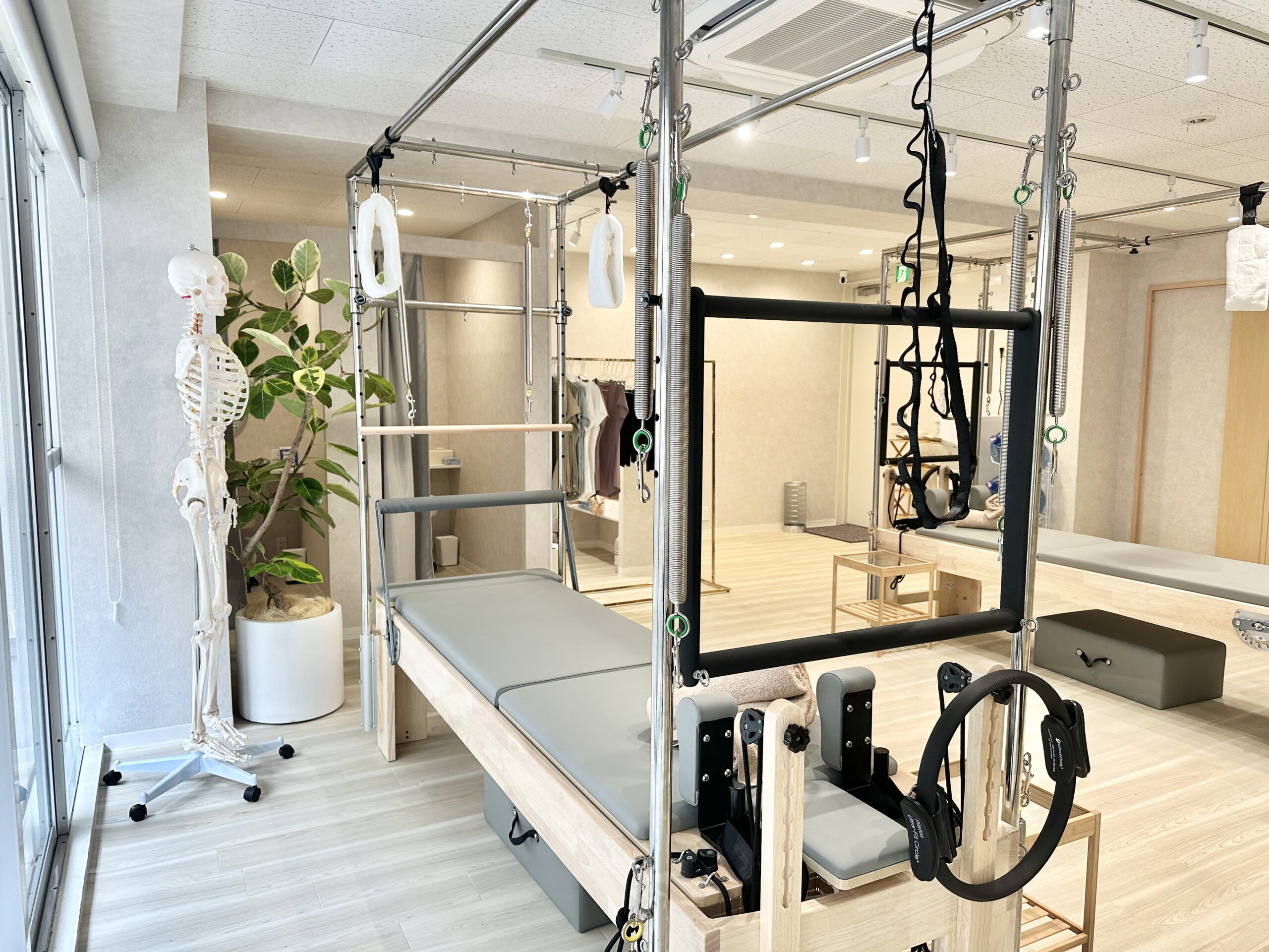 大きな窓と専用マシンが揃う清潔な西宮北口店スタジオ