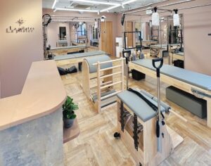 大きな窓と専用マシンが揃う清潔な溝の口店スタジオ