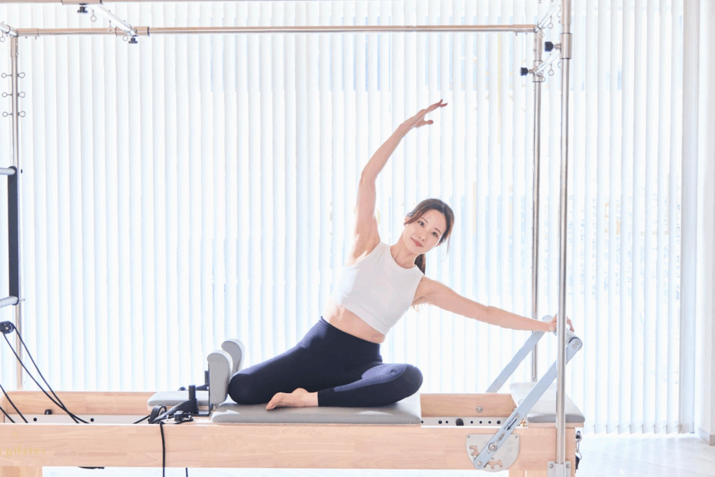 マシンピラティスをする女性