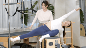 ピラティスレッスンを受ける女性