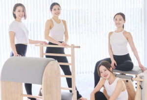 La pilatesで働く女性インストラクター