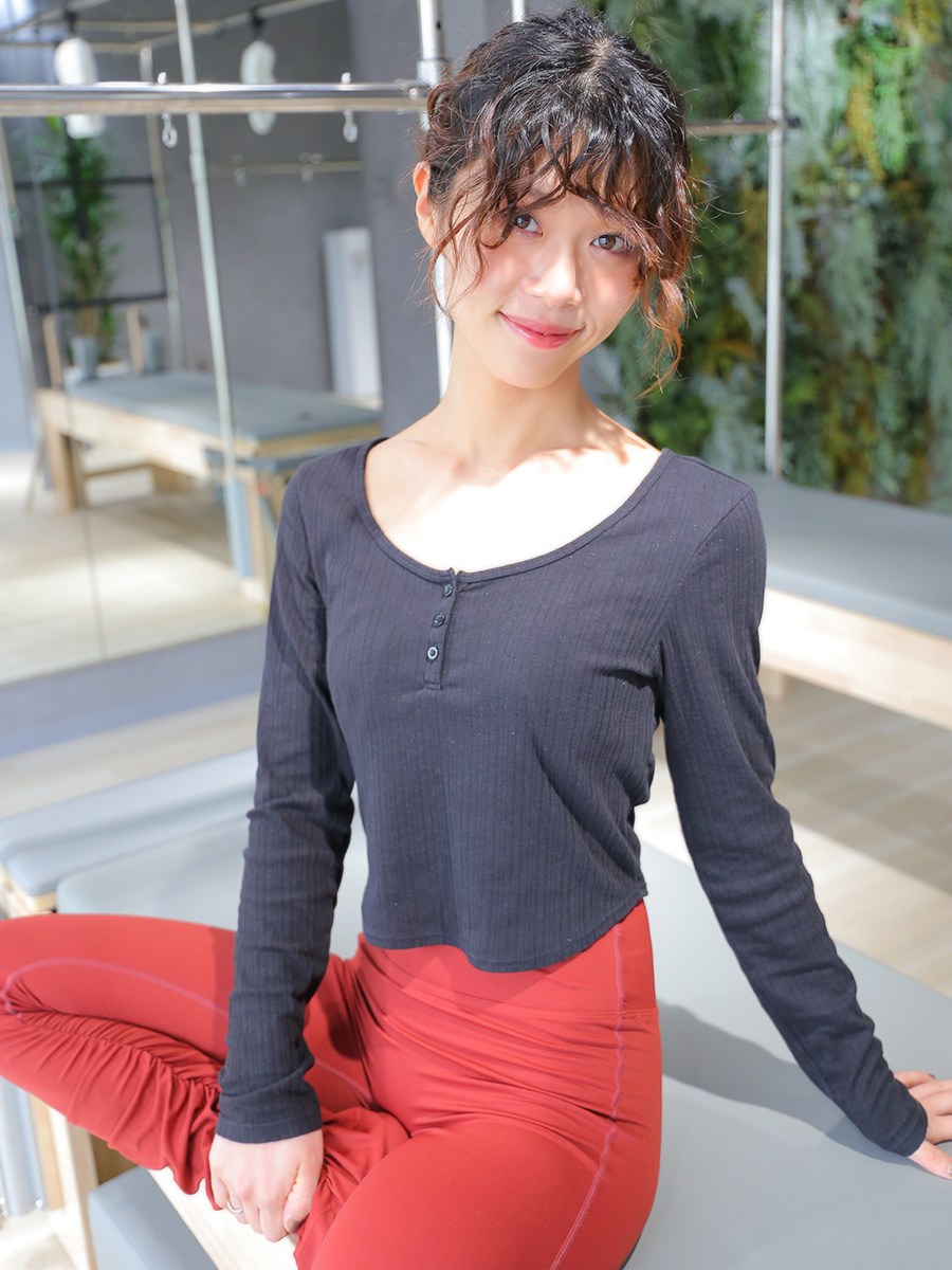 La pilates店の女性インストラクター