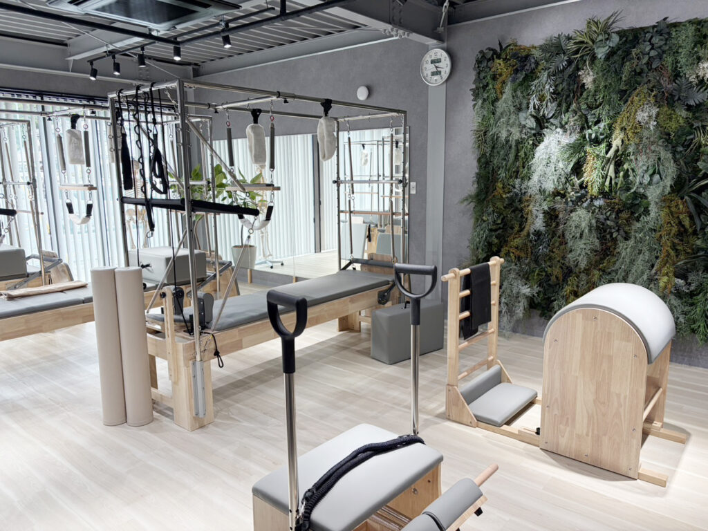 大きな窓と専用マシンが揃う清潔な太田店スタジオ