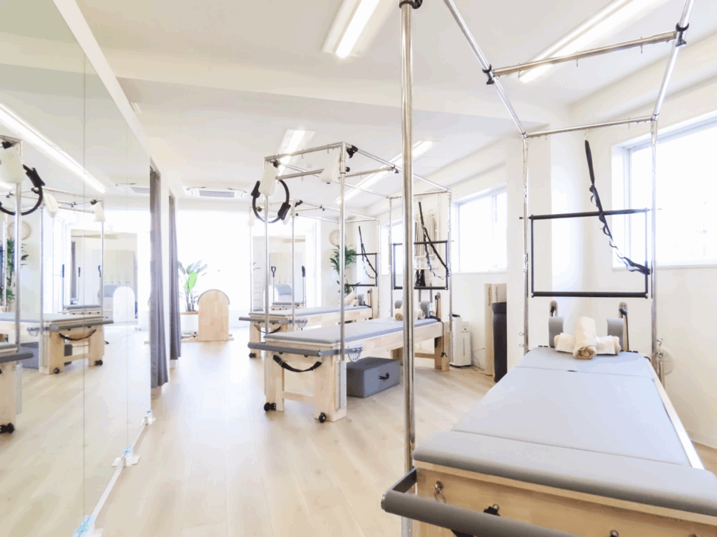 La pilates吉祥寺店のウッド基調の明るい店内