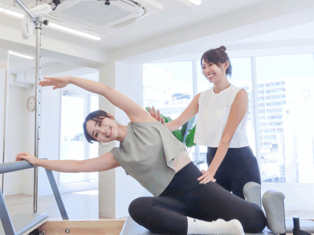 ラピラティスのパーソナルレッスンを受けている女性