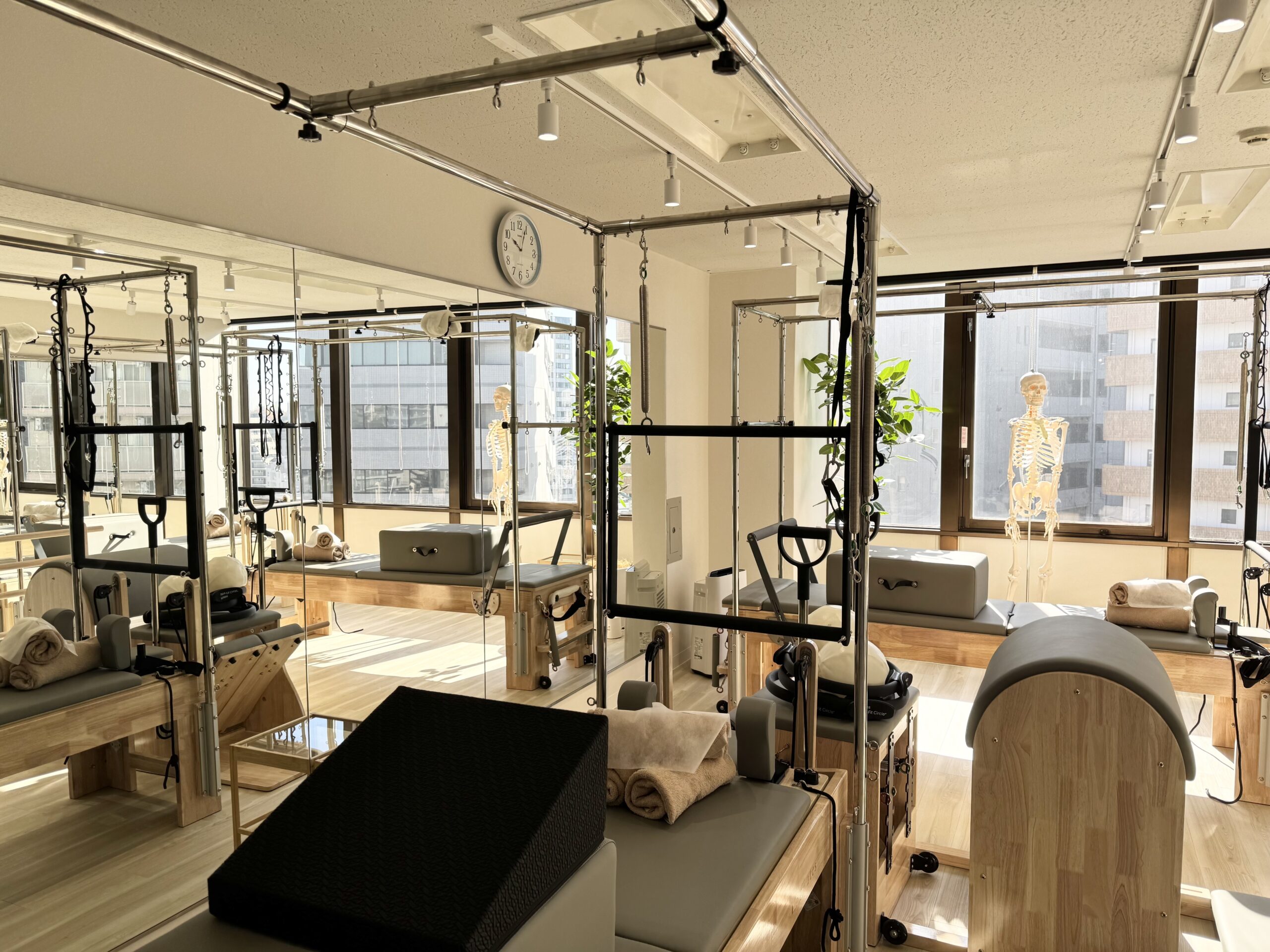 大きな窓と専用マシンが揃う清潔な目黒店スタジオ