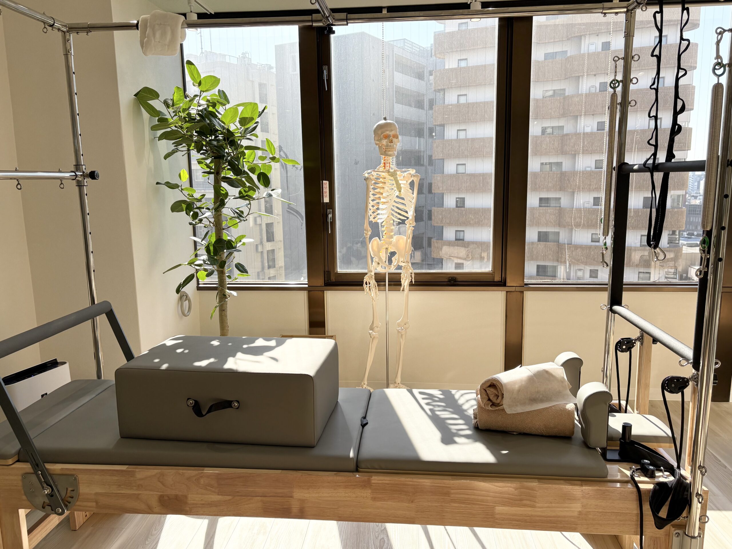 大きな窓と専用マシンが揃う清潔な目黒店スタジオ