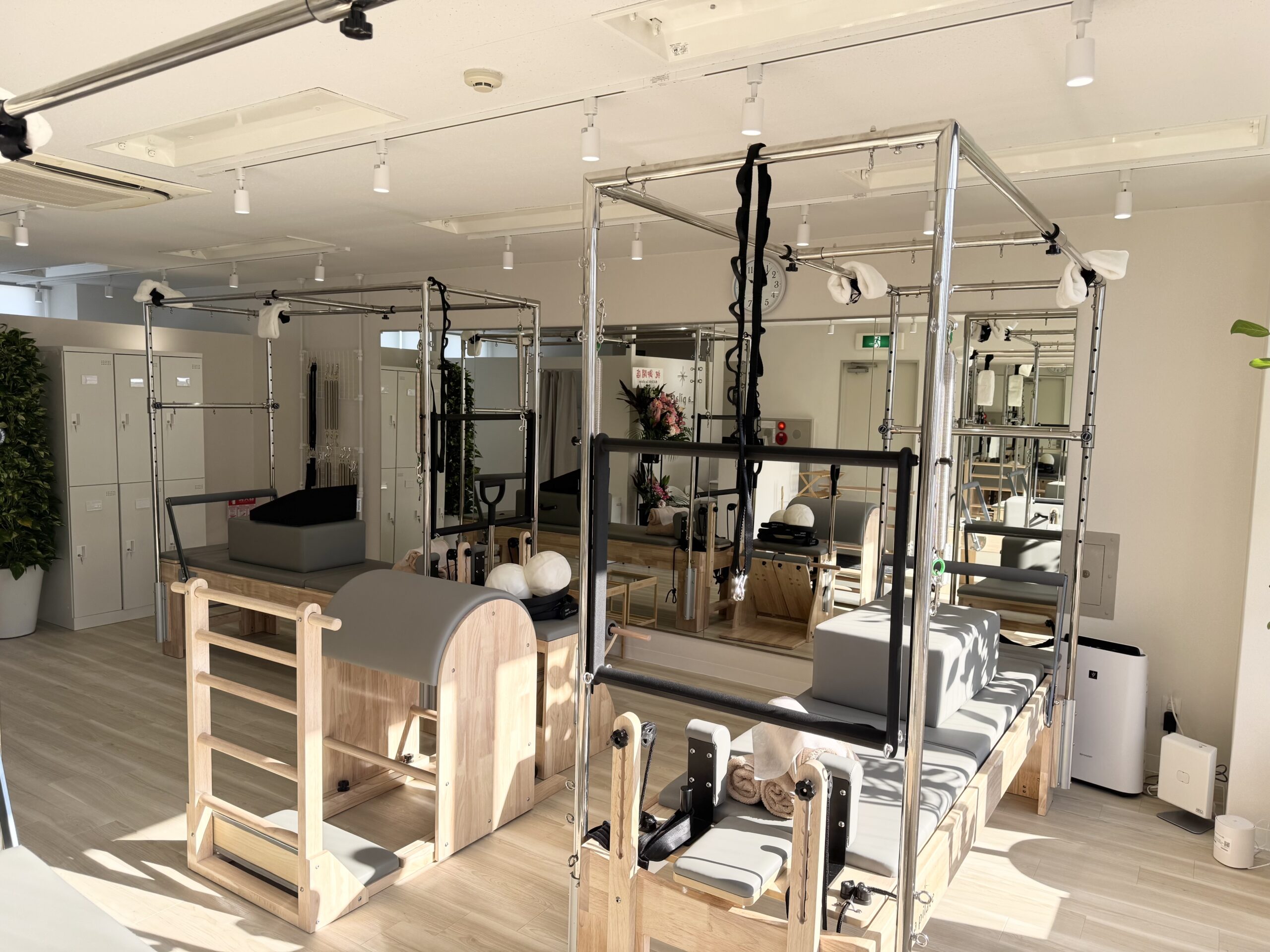 大きな窓と専用マシンが揃う清潔な目黒店スタジオ