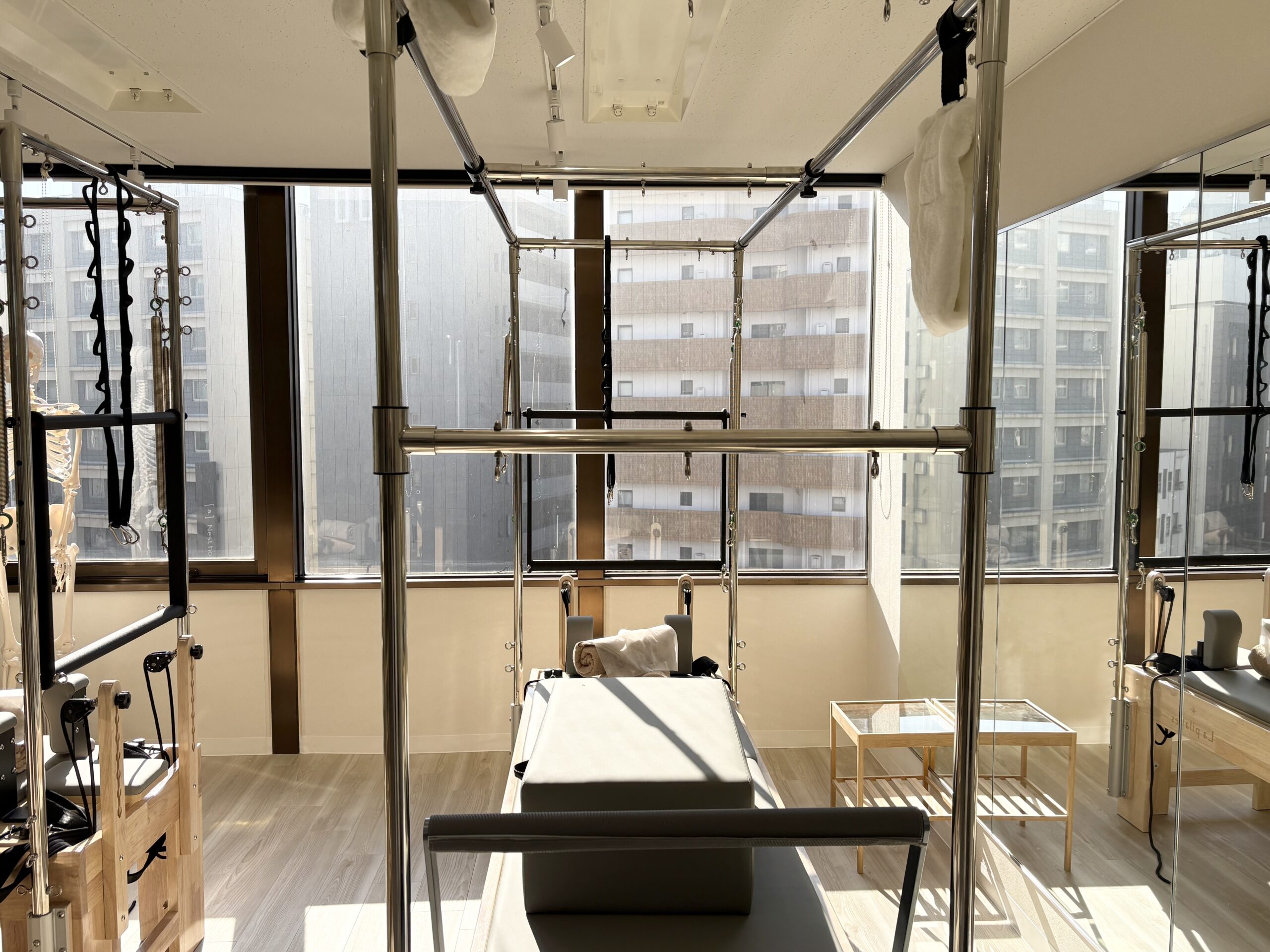 大きな窓と専用マシンが揃う清潔な目黒店スタジオ