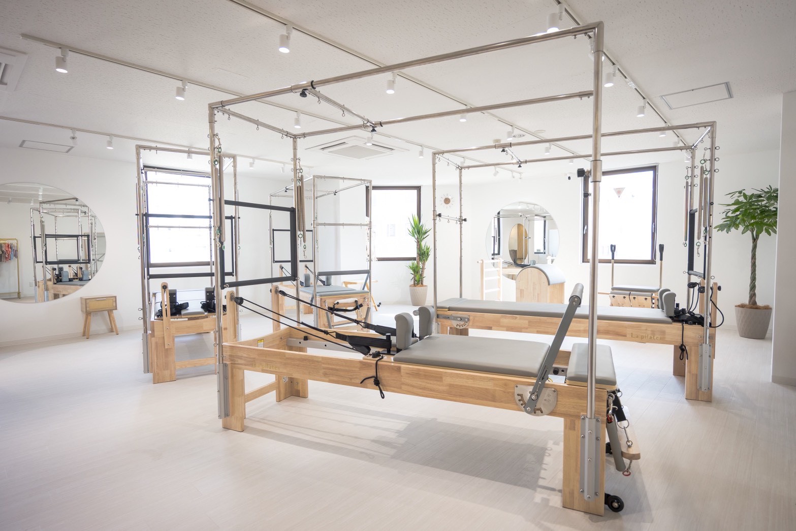 大きな窓と専用マシンが揃う清潔な長野店スタジオ