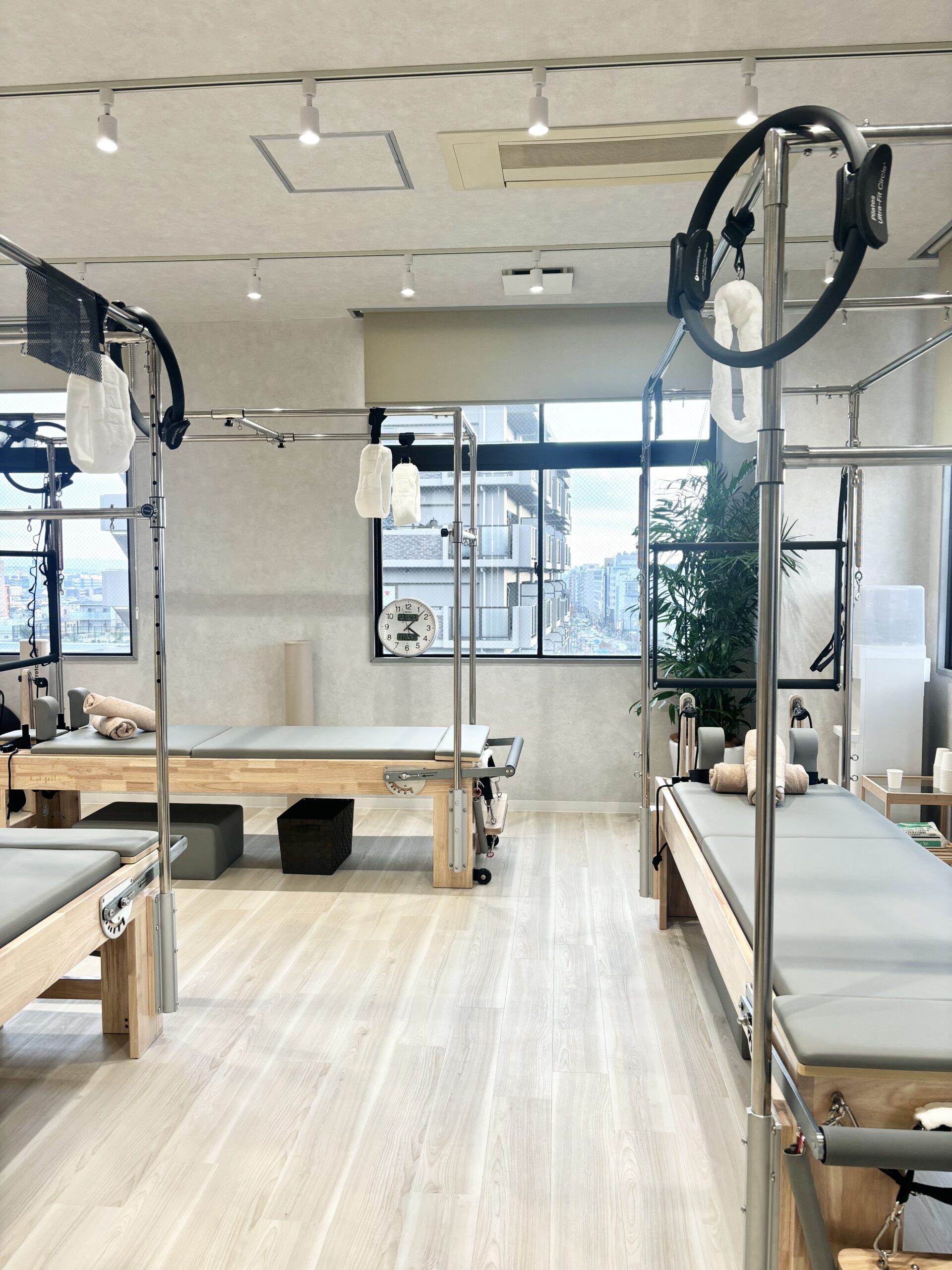 大きな窓と専用マシンが揃う清潔な西院店スタジオ