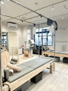 大きな窓と専用マシンが揃う清潔な西院店スタジオ