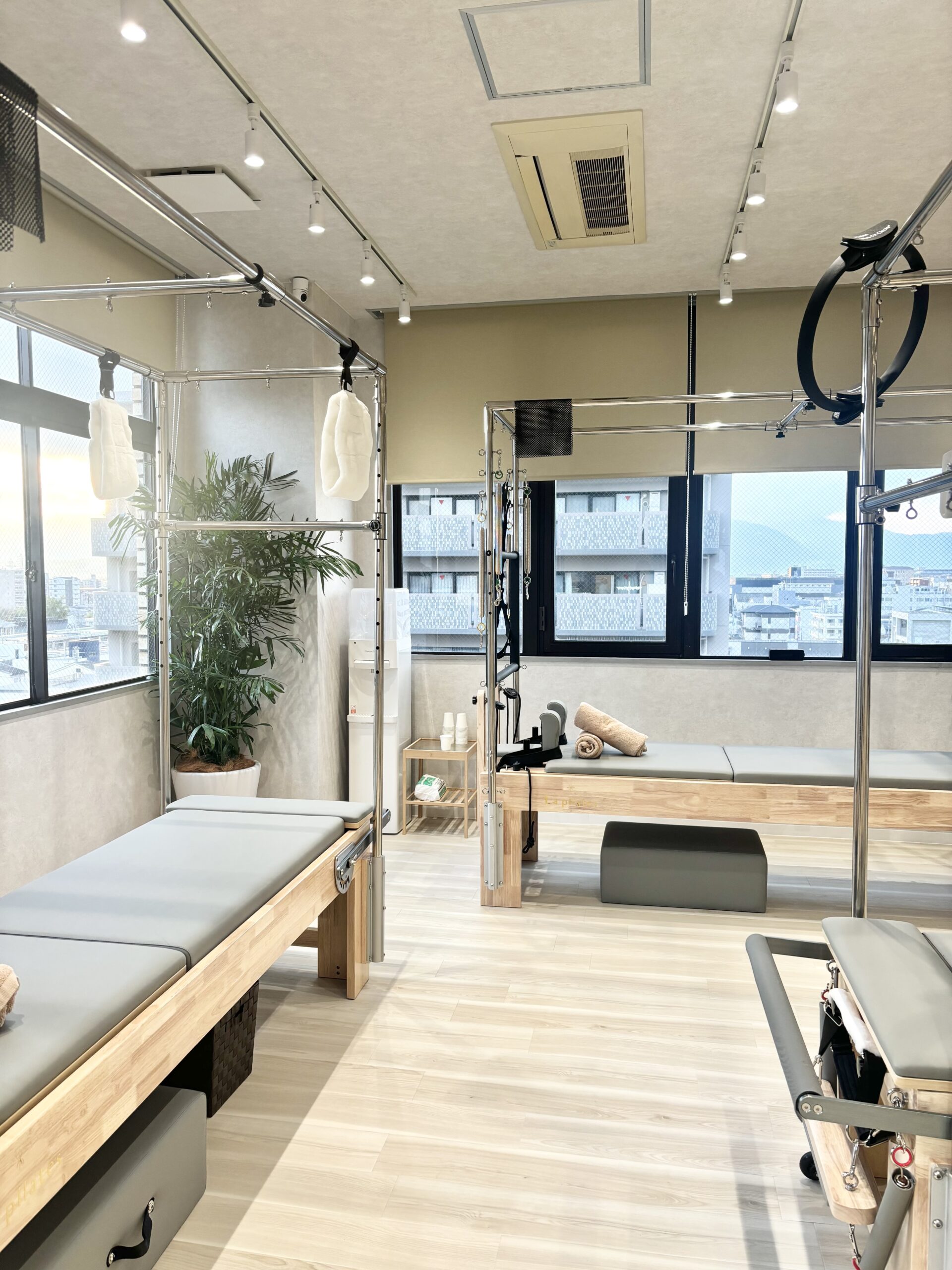 大きな窓と専用マシンが揃う清潔な西院店スタジオ