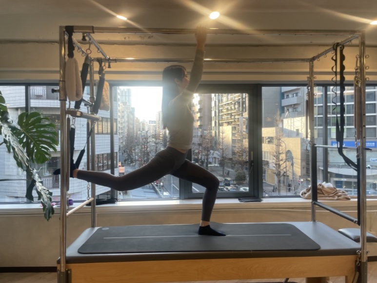 キャデラックマシンでピラティスをする女性