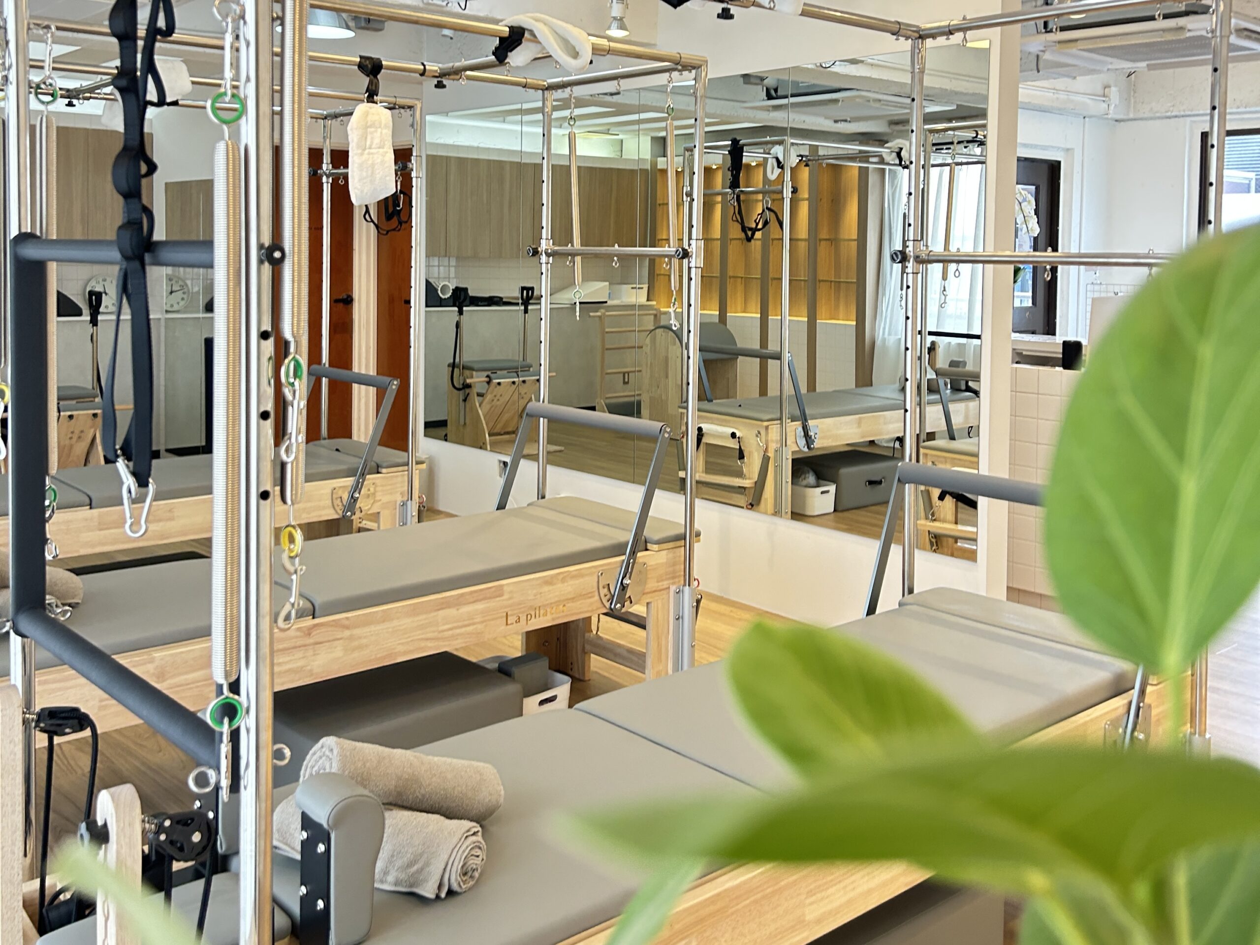 大きな窓と専用マシンが揃う清潔なLa pilates自由が丘店スタジオ