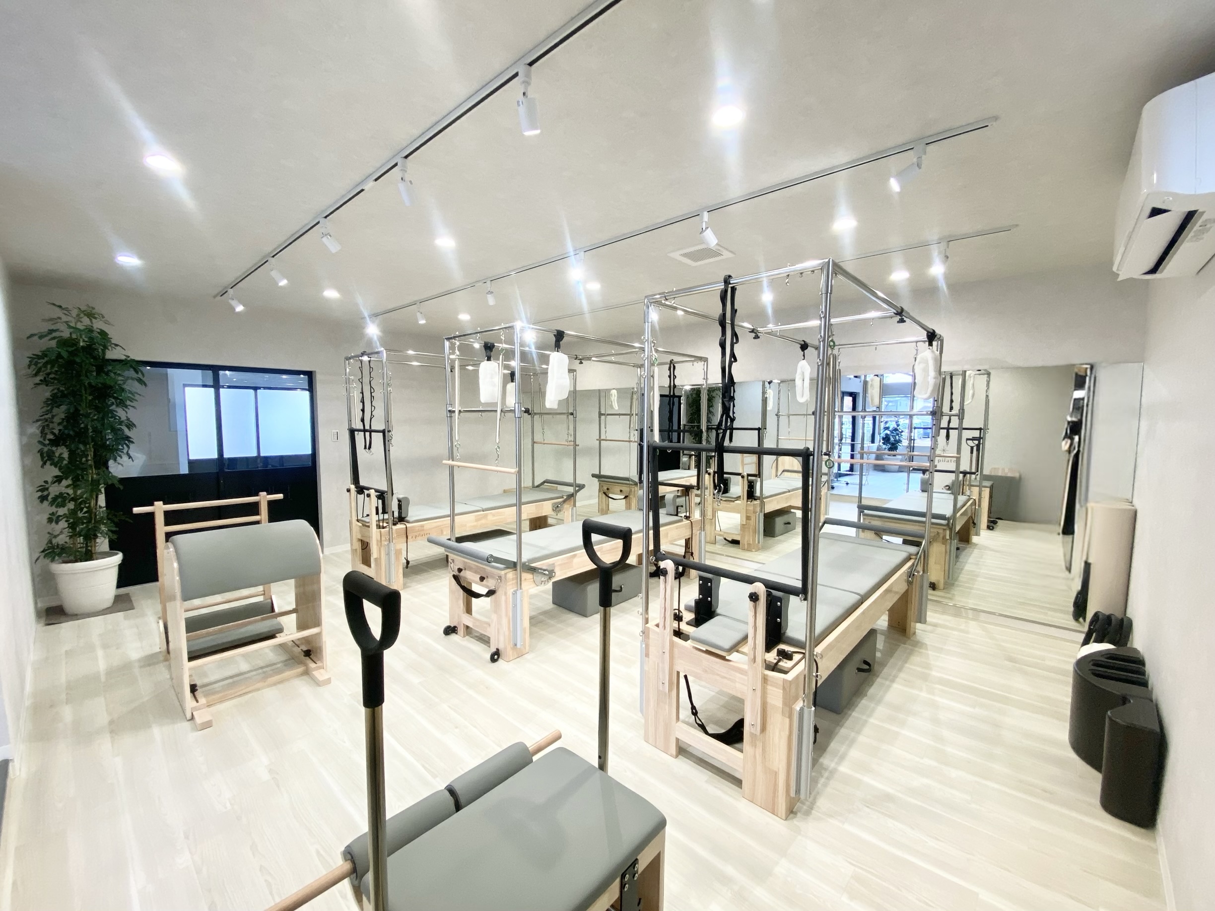 大きな窓と専用マシンが揃う清潔な金沢店スタジオ