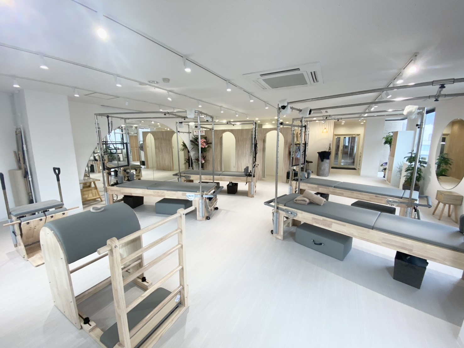 大きな窓と専用マシンが揃う清潔な長野店スタジオ