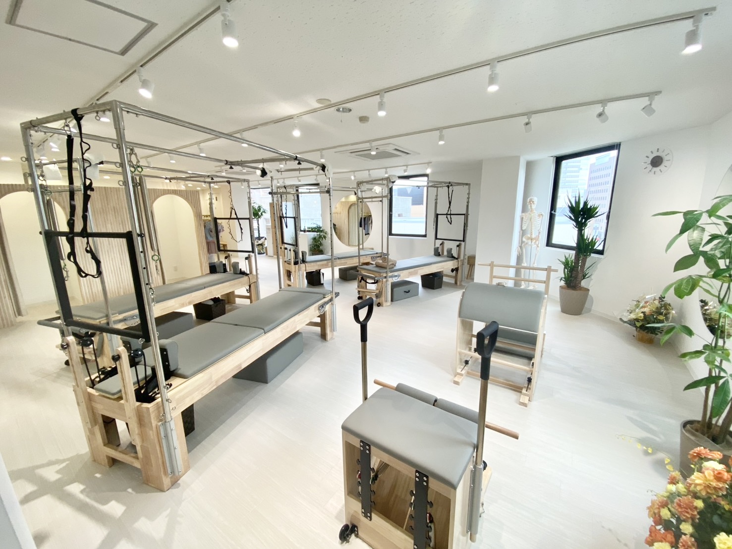 大きな窓と専用マシンが揃う清潔な長野店スタジオ