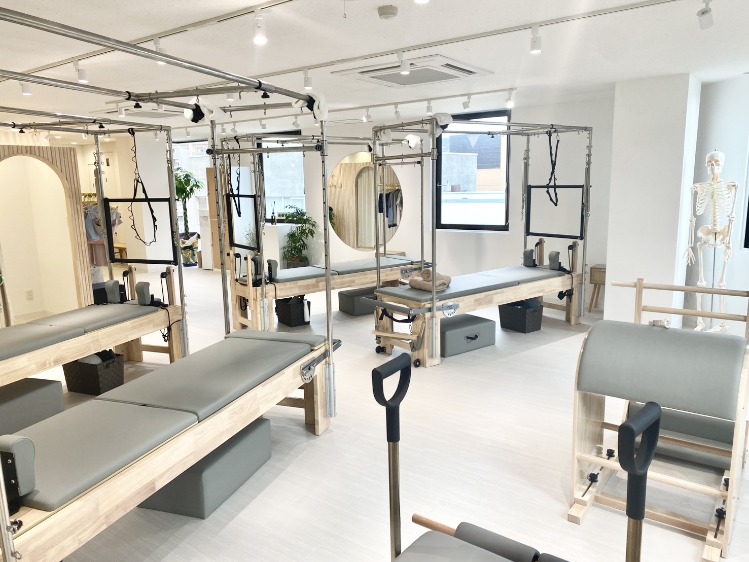 大きな窓と専用マシンが揃う清潔な長野店スタジオ