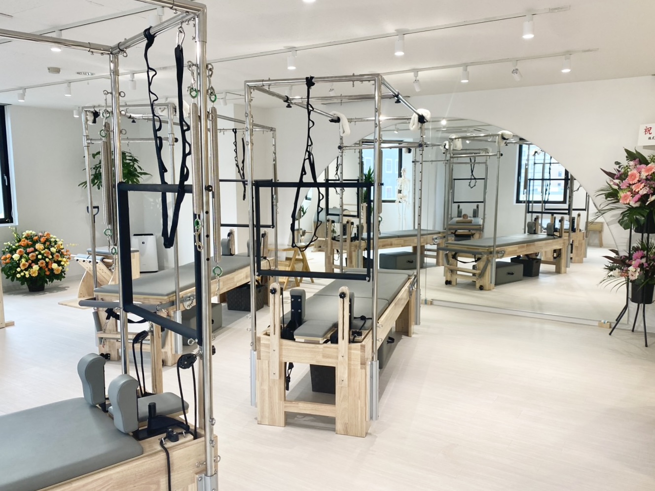 大きな窓と専用マシンが揃う清潔な長野店スタジオ